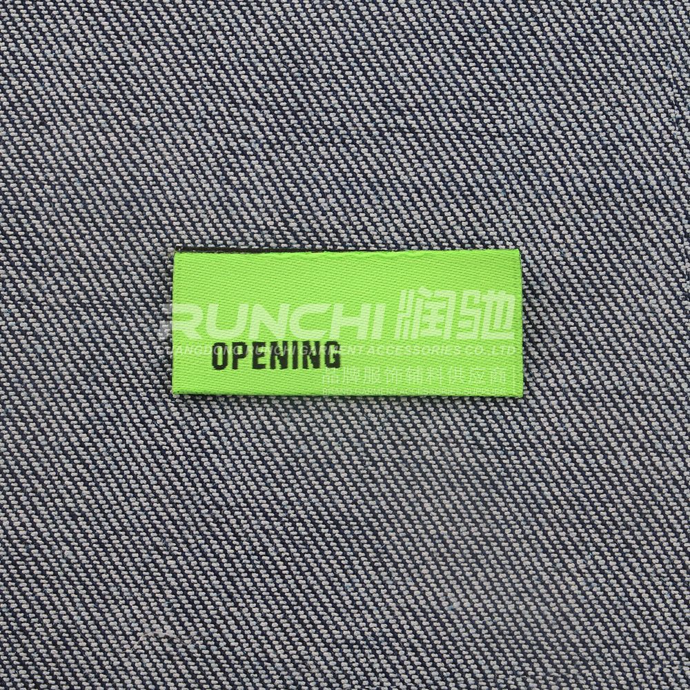 6577#opening布标绿底黑字电脑机平面高密黑底织银字中折服装织唛