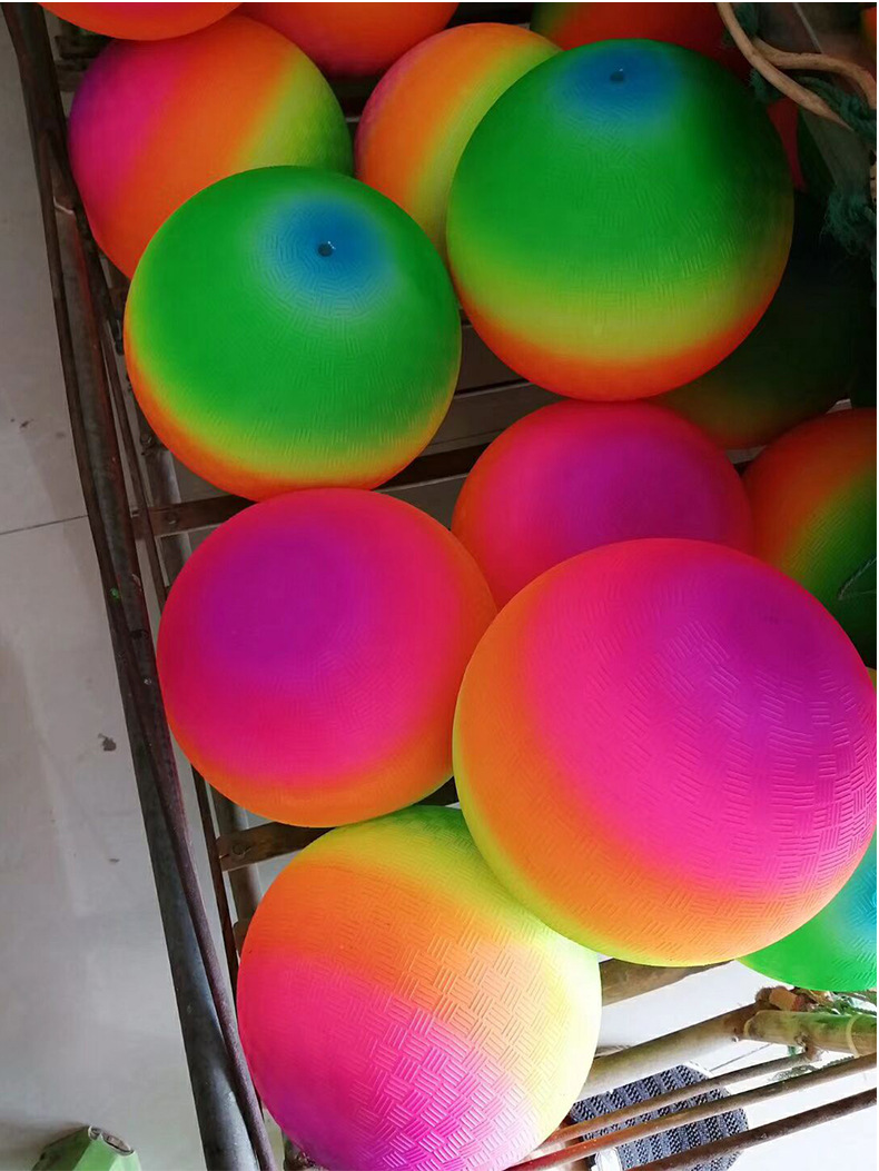 厂家直销15厘米彩虹足球操场球皮球儿童玩具拍拍球 夜市摆摊货源