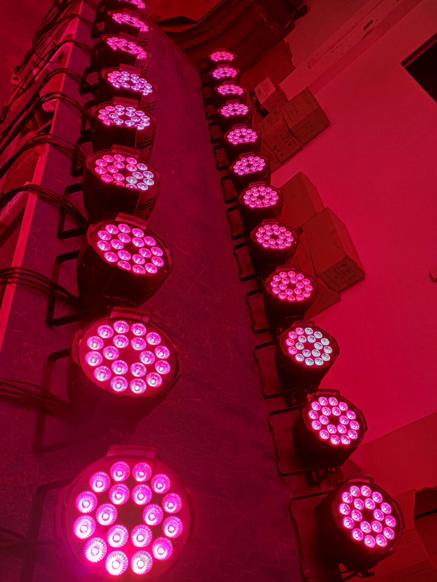 爆款18颗全彩红绿蓝白帕灯酒吧ktv爆闪灯婚庆染色灯效果灯背景灯