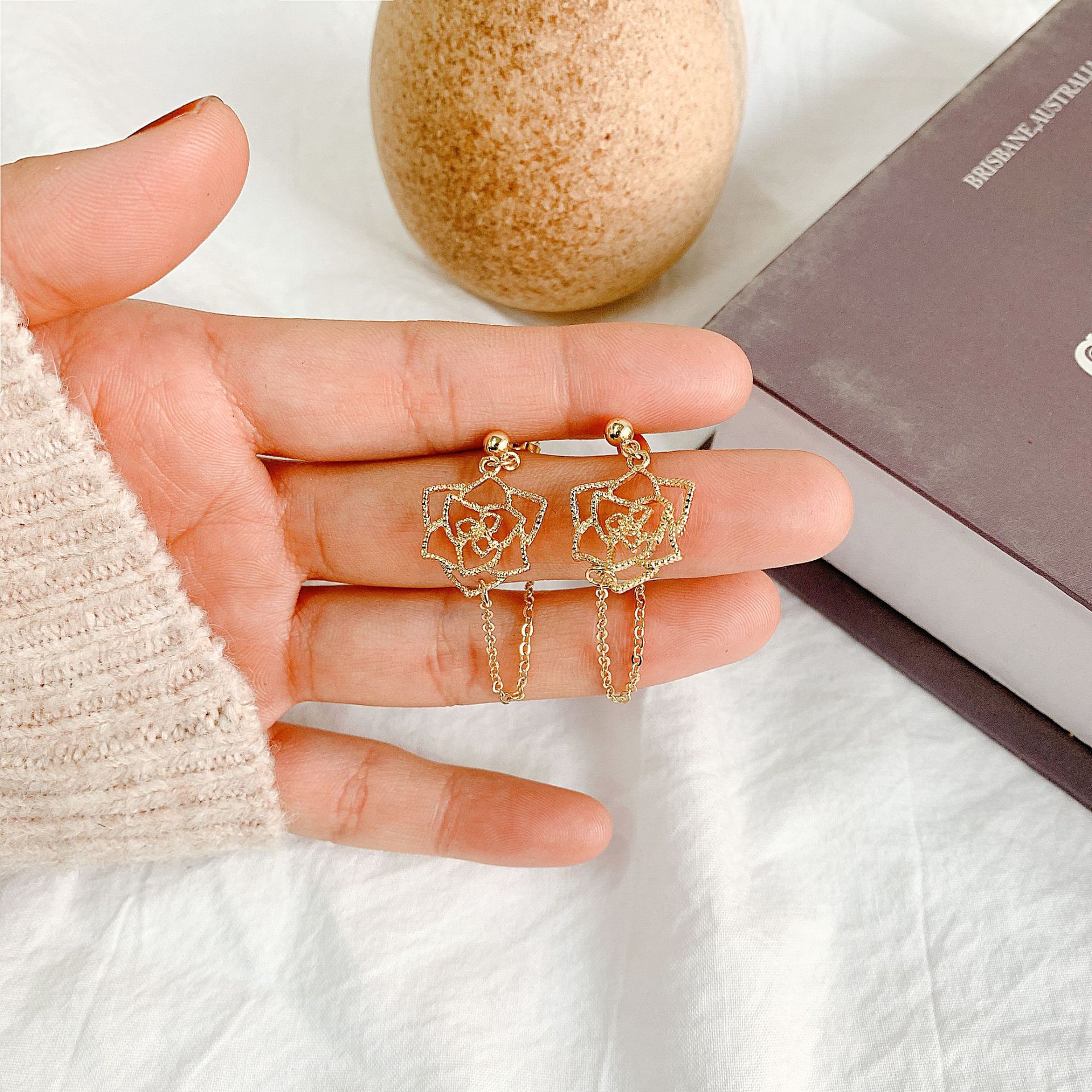 青岛饰品韩国东大门小众设计曲别针耳环新款潮气质百搭耳钉耳饰女