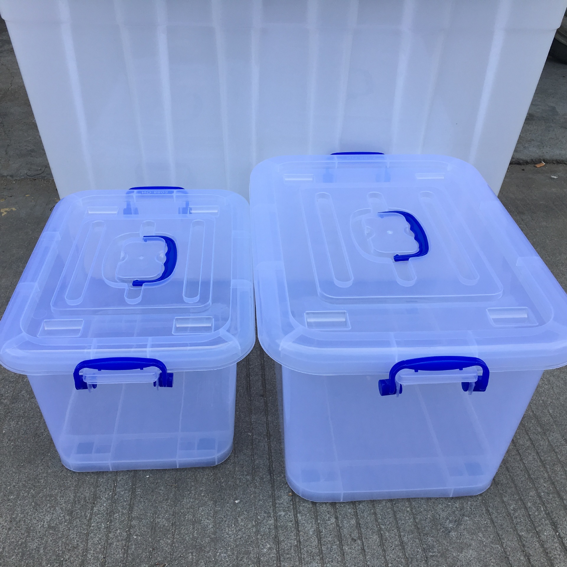 深圳批销食品级pp塑料透明箱带盖周转收纳盒带轮储物箱口罩整理箱