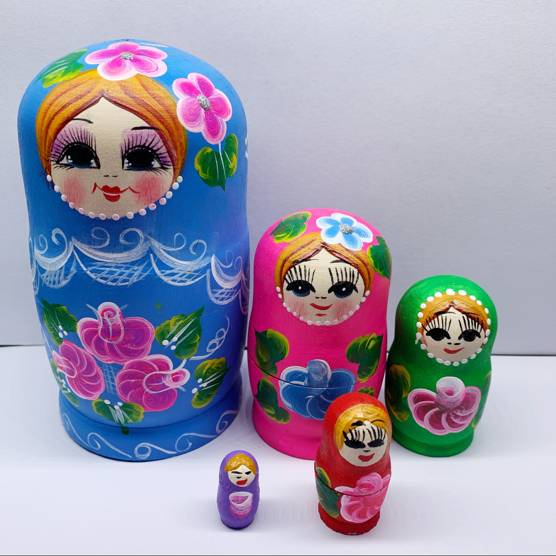 俄罗斯五层手绘油漆套娃旅游景区地毯货源人气木质摆件工艺品玩具