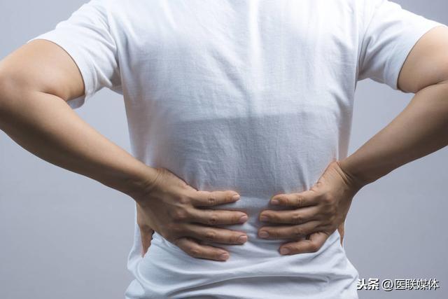 后背疼痛,你还以为是小事?其实可能隐藏着这5种病