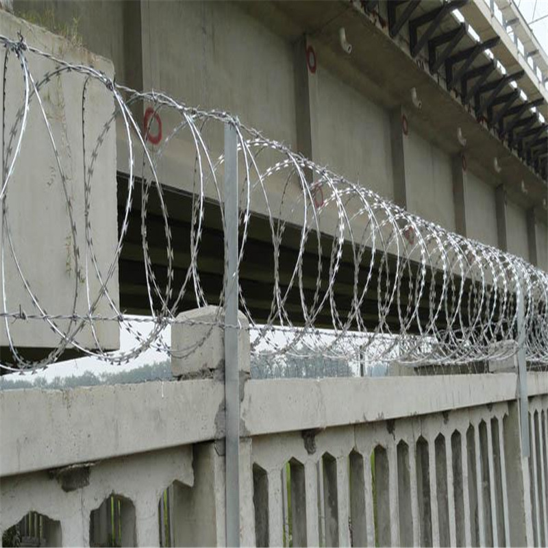 成都刀片刺绳现货 镀锌刺绳刺线围墙防爬刺热镀锌刀片刺丝定做