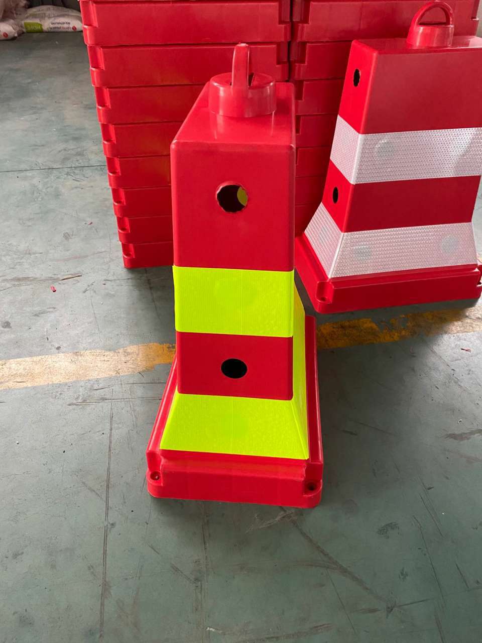 供应塑料注塑隔离墩手提隔离墩防护防撞桶道路施工护栏