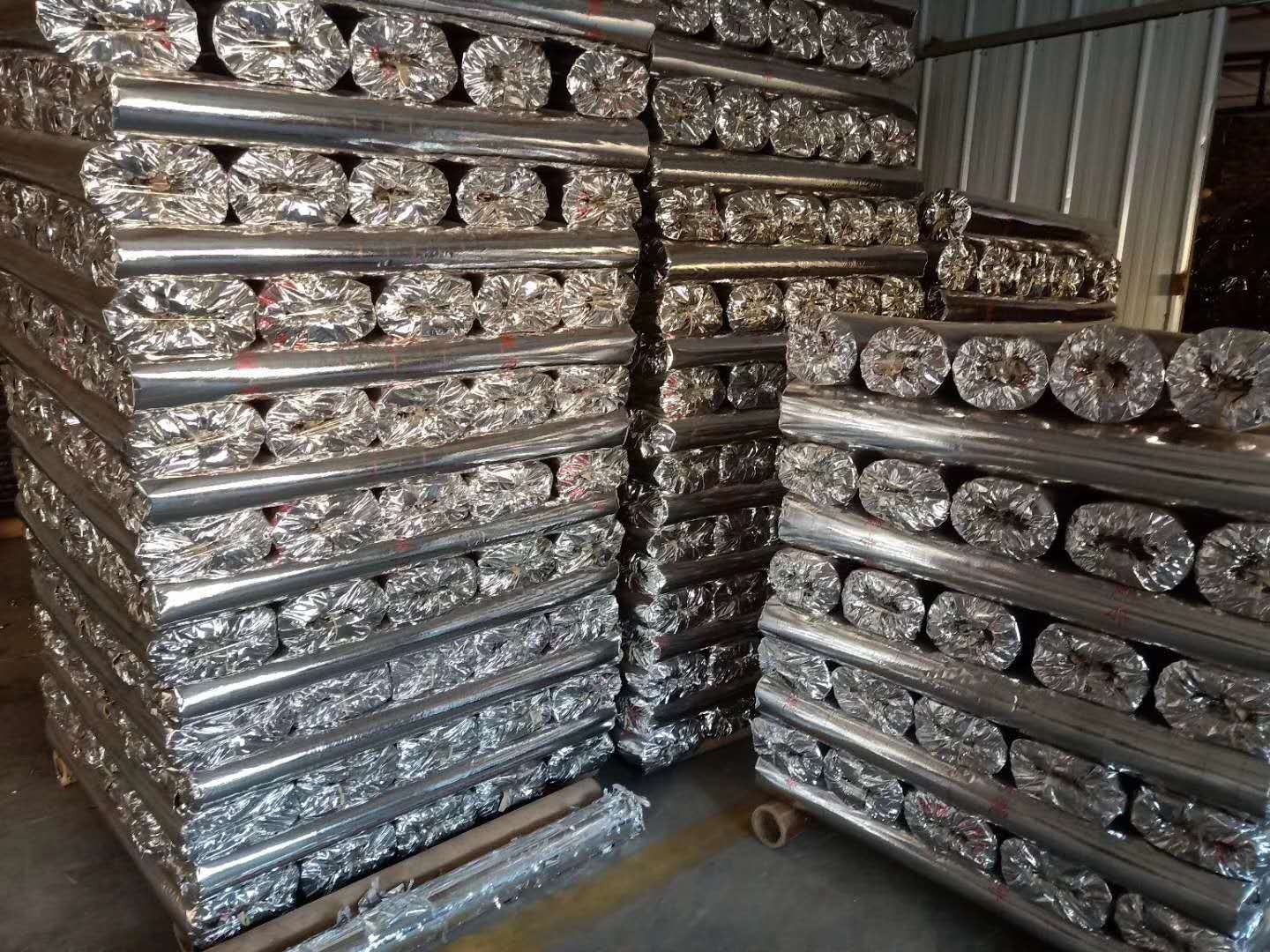 厂家供应地暖反射膜 镜面铝箔纸 铝箔纸 无纺布 牛皮纸 地暖辅材