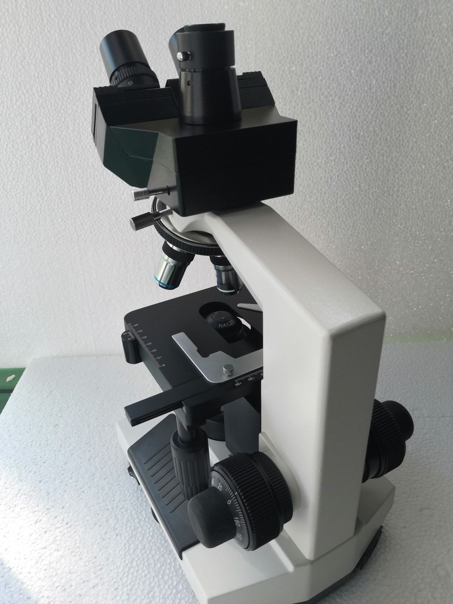 yjsx211-ccd生物显微镜 摄像三目头四孔转换器na 1.25阿贝聚光镜