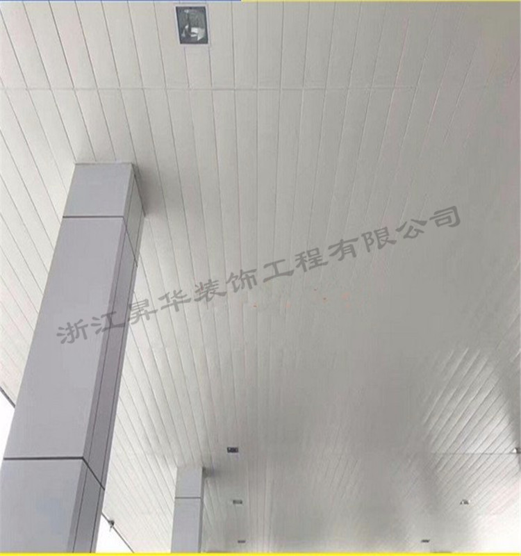 集装箱房白色吊顶板 12-148型彩钢小色带 装饰彩钢条