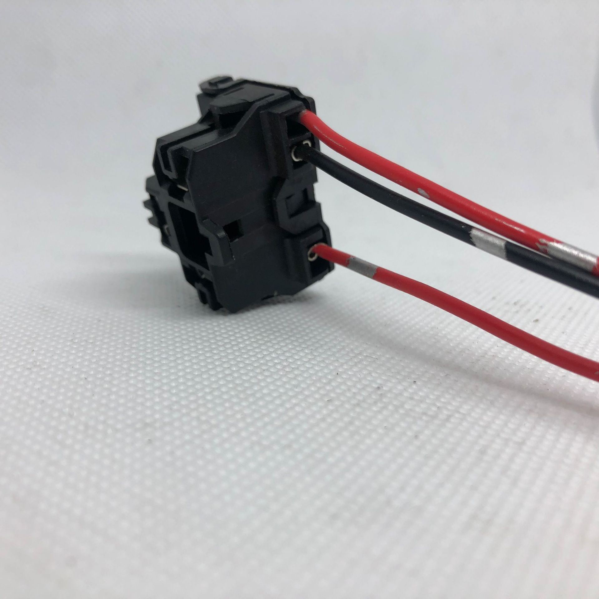 h4大灯插座 汽车配件黑色塑料壳7.8弯三插底座配件定制批发