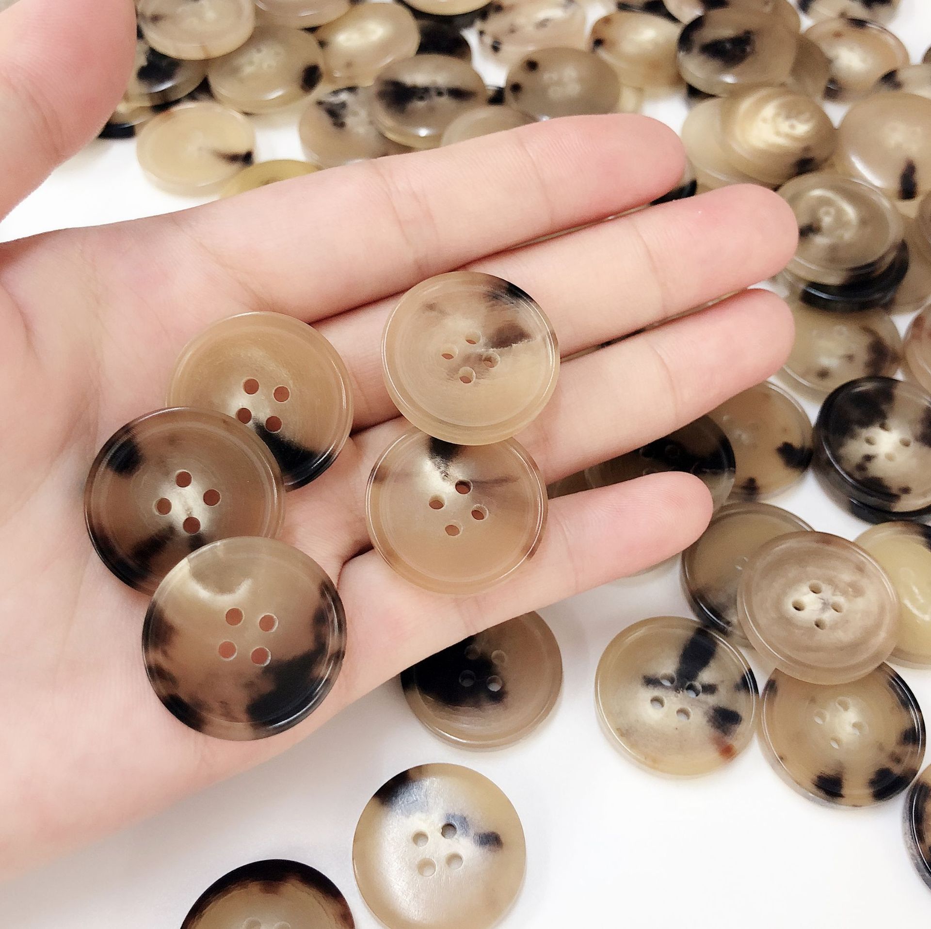 天然黄牛角2号色 真牛角纽扣 白牛角扣 黄牛角细边扣泰迪款四眼扣