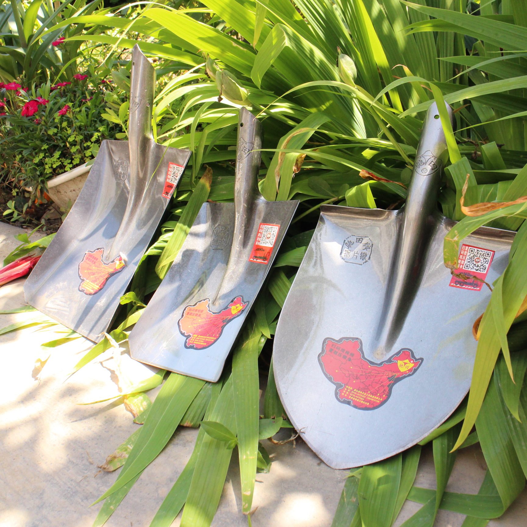 厂家批发平头锹洋锹钢锹木柄铁铲锹锰钢锹斗锹尖头钢铲不卷刃