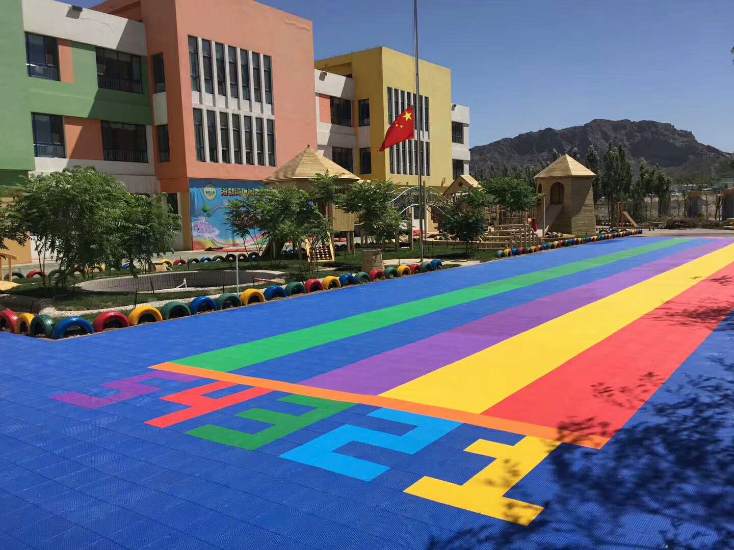 幼儿园拼装悬浮地板学校操场塑胶地板室内外足球场地胶垫厂家批发