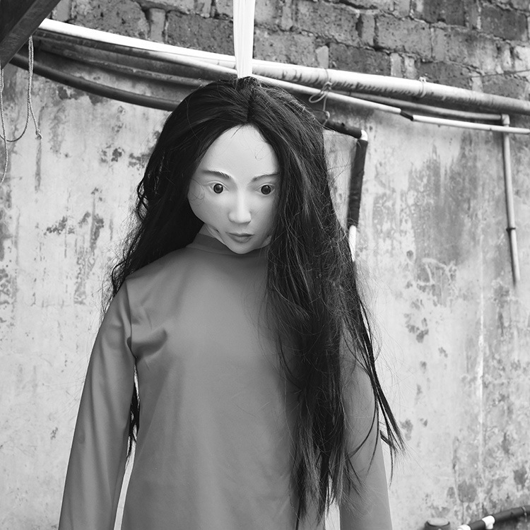 亚马逊万圣节鬼节密室逃脱酒吧鬼屋布置恐怖逼真吓人红衣美女吊鬼