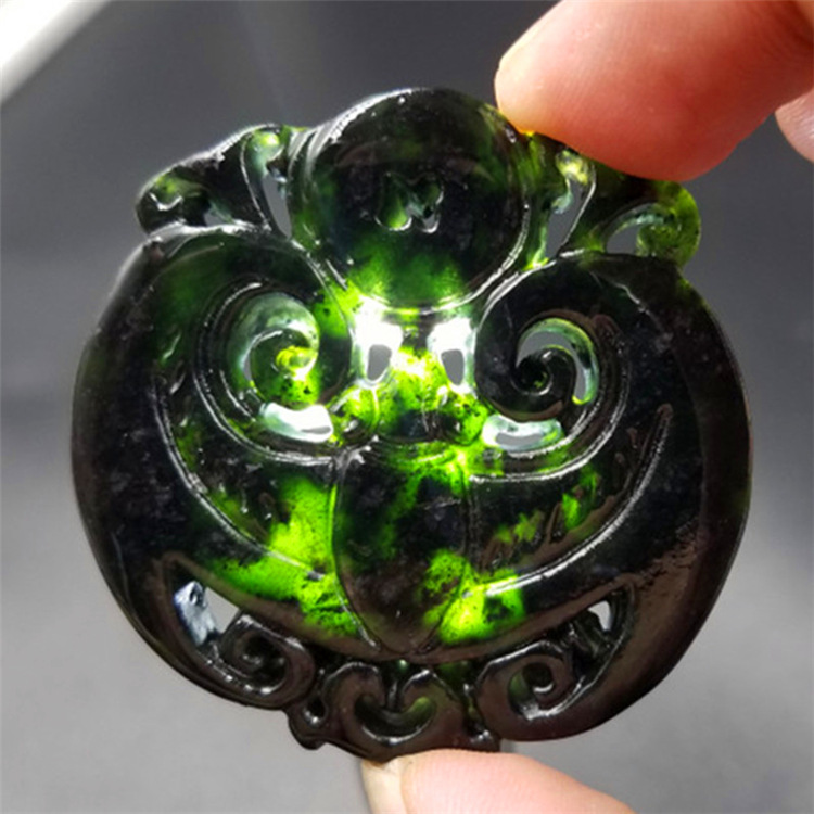 批发岫玉镂空吊坠 雕刻麒麟龙牌黑墨玉墨翠玉坠 透绿玉石挂件