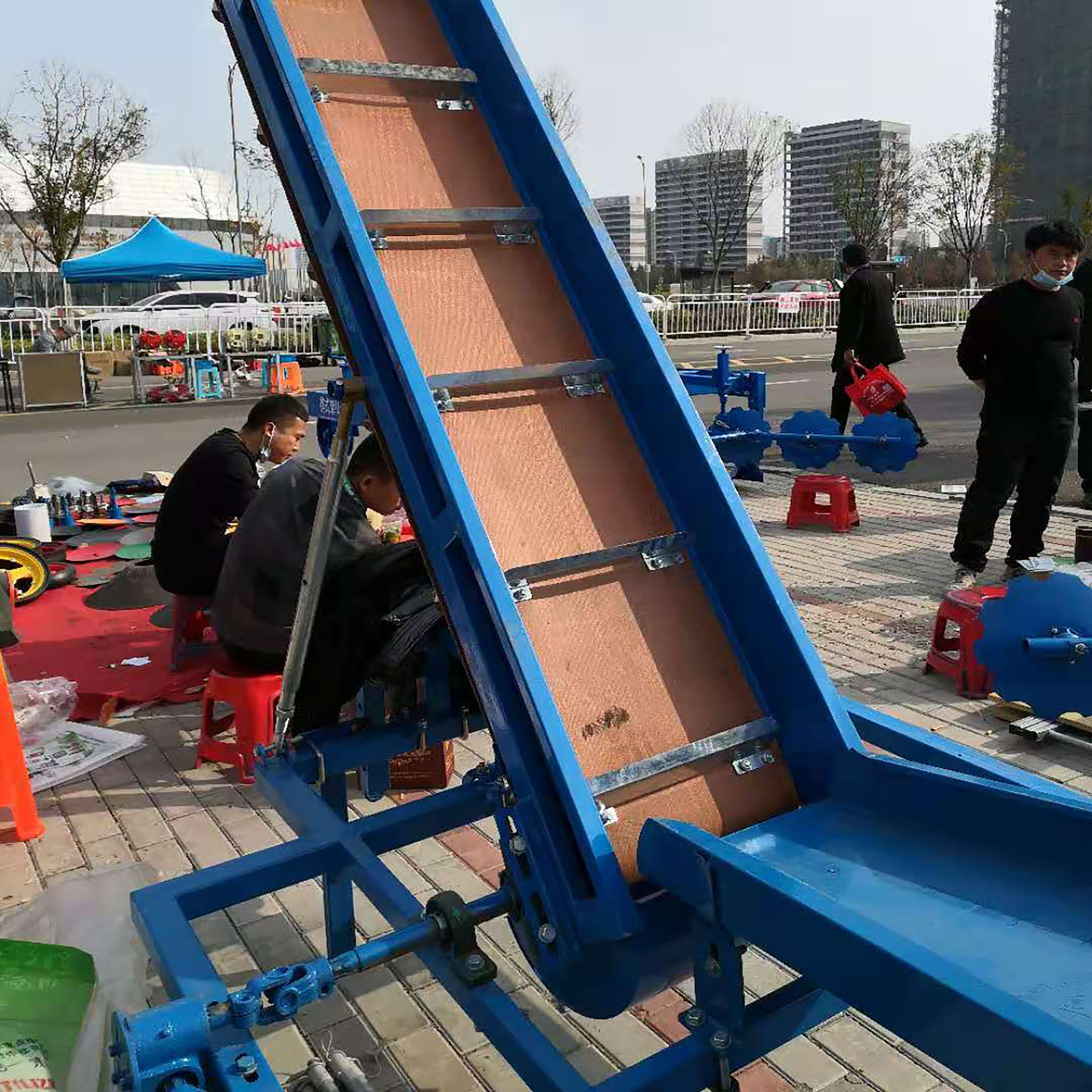 新款朝天椒去把采摘机 全自动辣椒摘果机器 汽油机带辣椒摘果机器