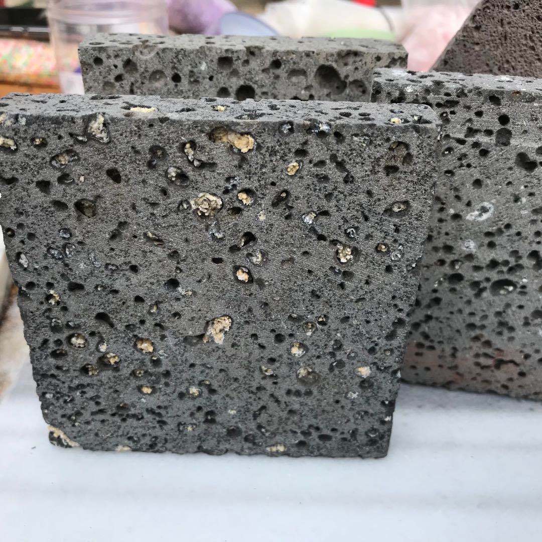 供应a料中孔小孔微孔 玄武岩板 火山石板 黑洞石 灰色火山石板