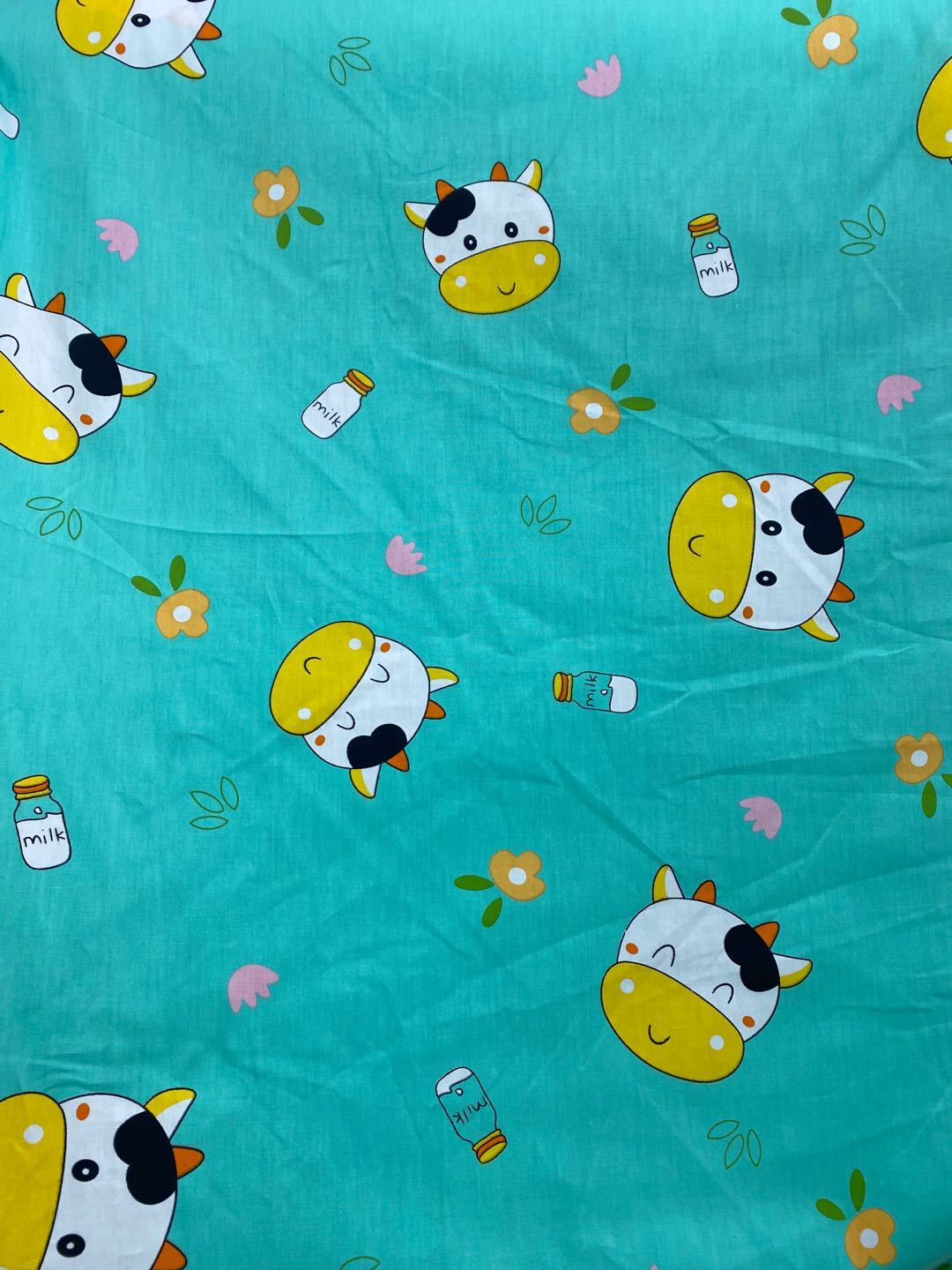 厂家批发卡通布料全棉斜纹面料133*72布料卡通罩衣布料量大优惠