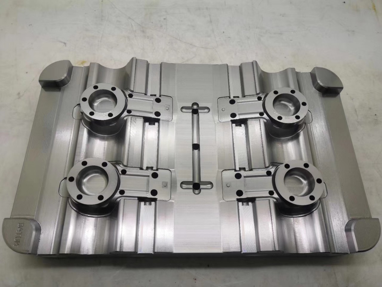 锌铝合金模具制作锌铝合金压铸生产钻孔攻牙批锋抛光电镀烤漆加工