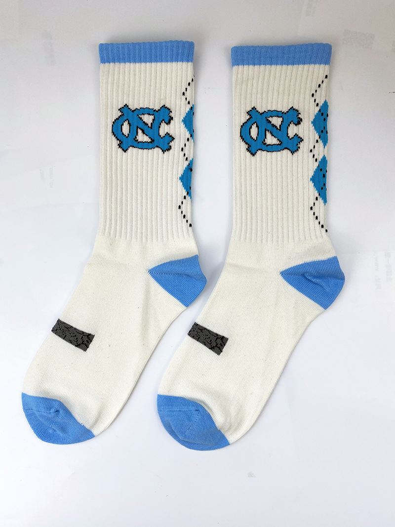 椰子球鞋搭配aj1黑曜石北卡大学蓝爆裂纹红蓝拼接aj3运动蓝色袜子