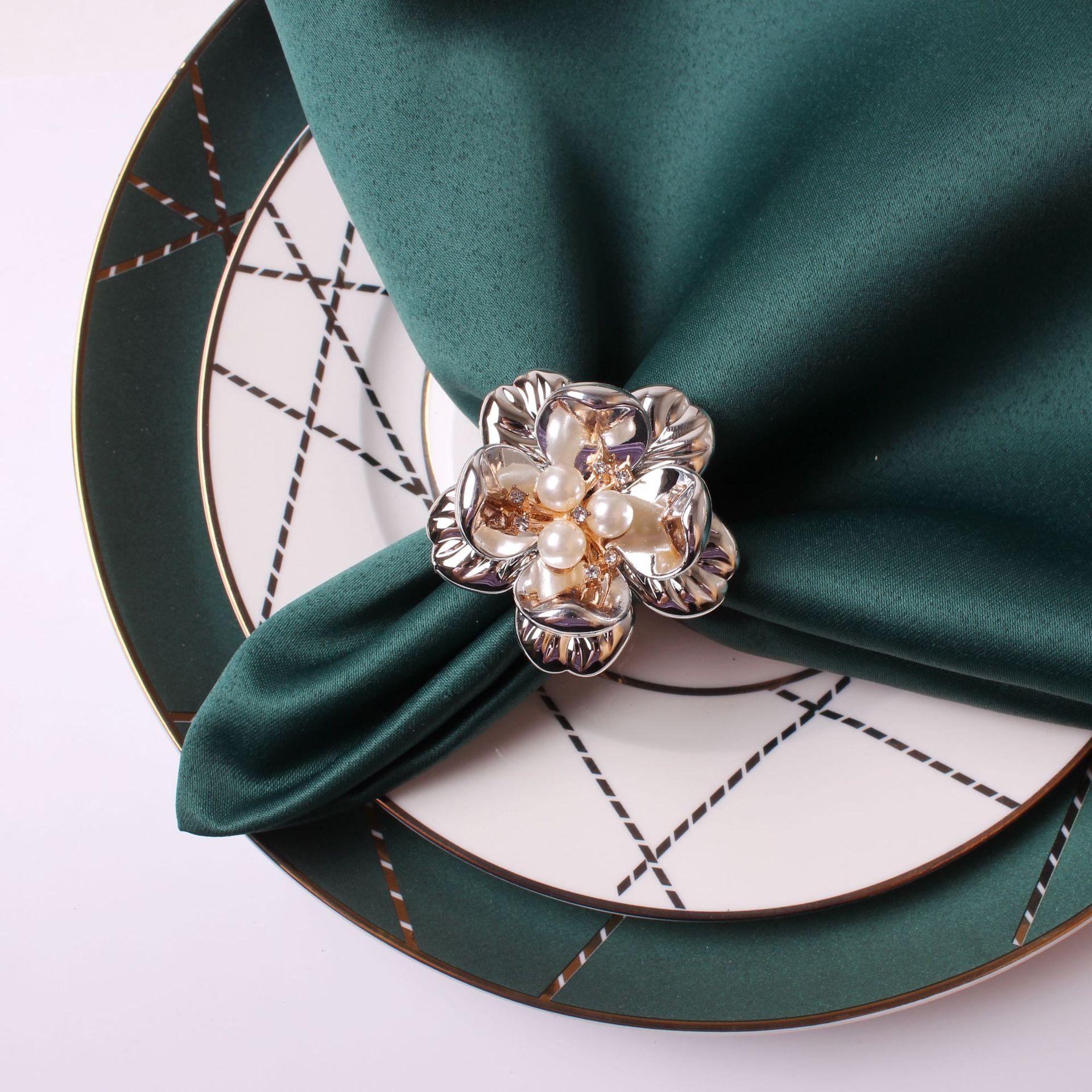 速卖通跨境货源 新款珍珠花朵餐巾扣 电镀玫瑰花餐巾环 纸巾圈