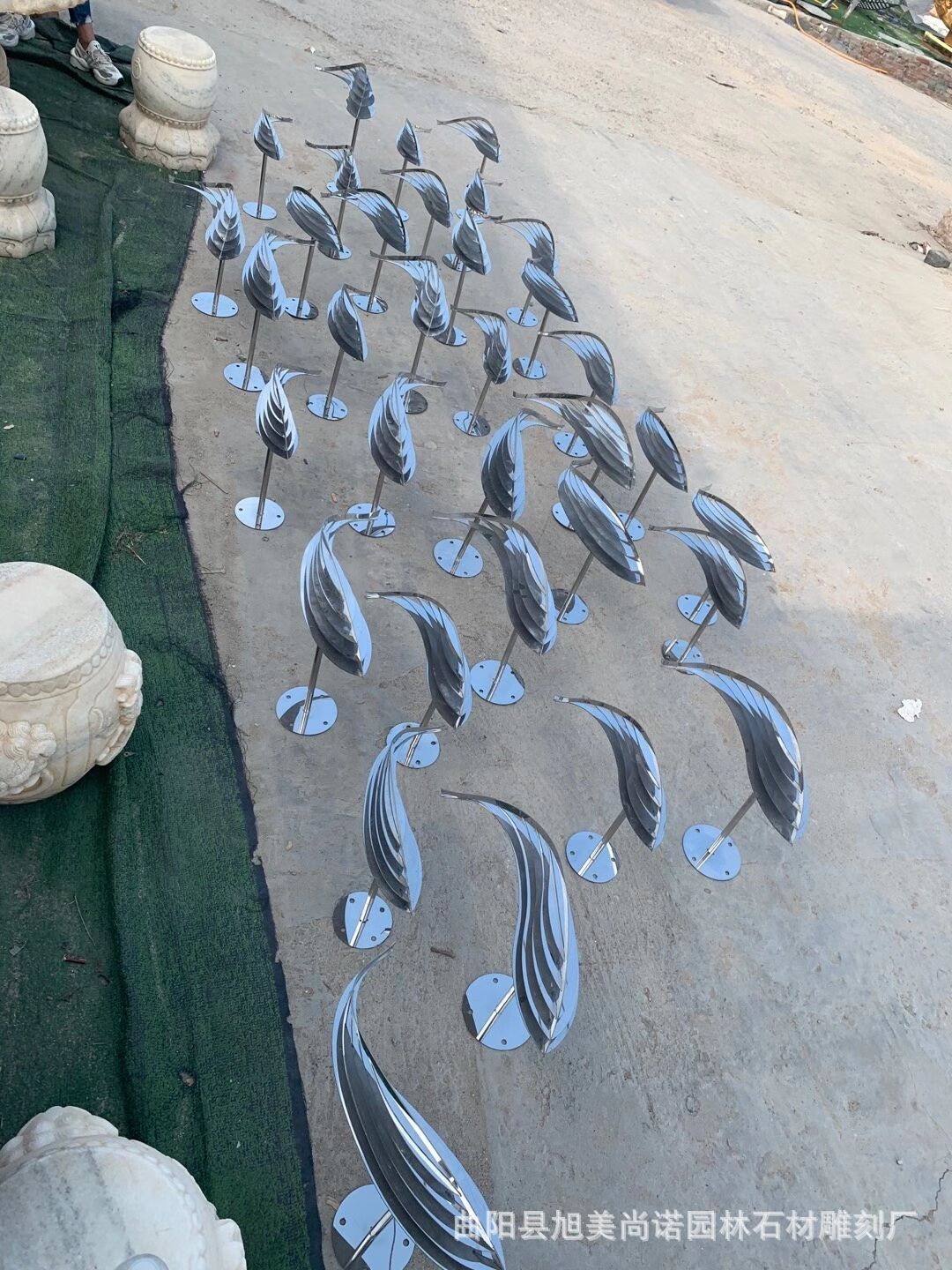 水池景观不锈钢鱼雕塑镜面金属小鱼园林景观创意不锈钢鱼群雕塑