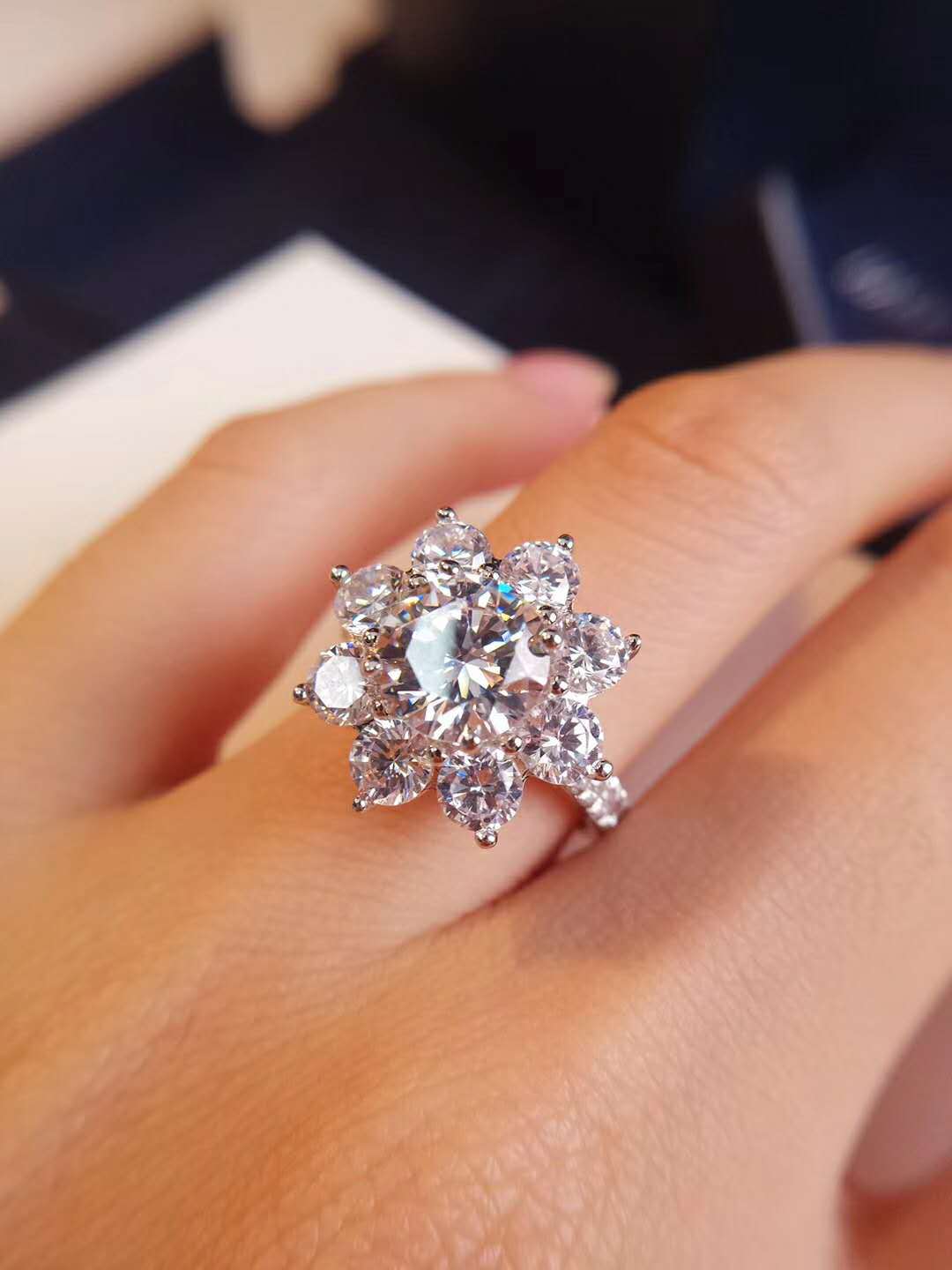 进口莫桑钻石高碳钻2克拉太阳花戒指纯银镀18k金花朵婚戒唯美钻戒