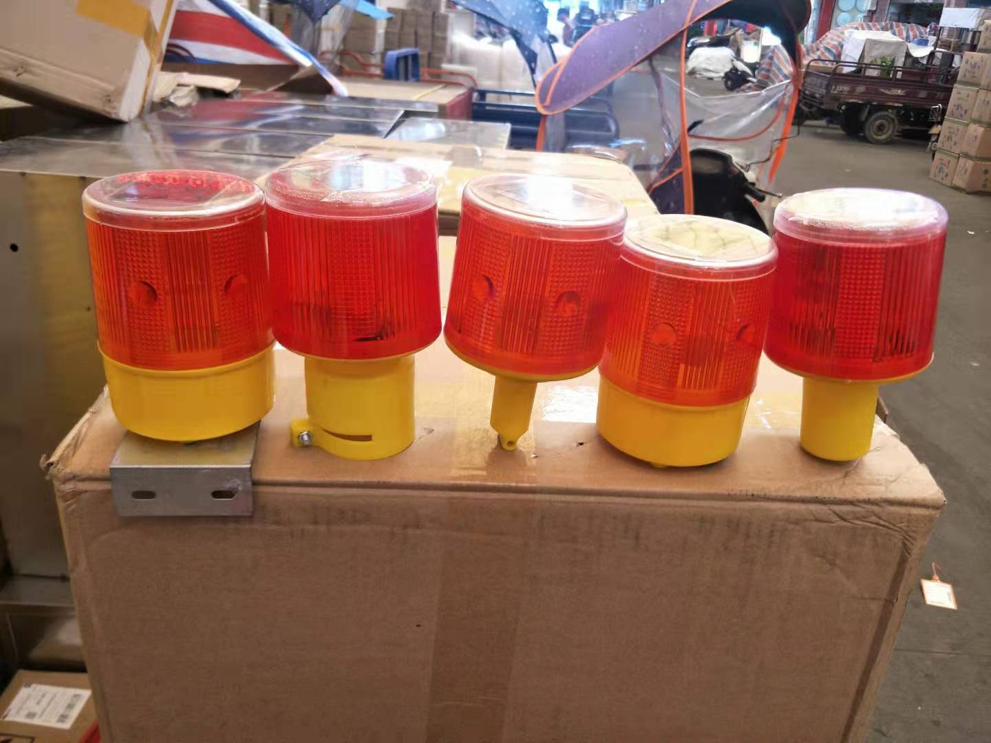 夜间船用太阳能警示闪光信号灯防水爆闪灯交通路障灯塔吊施工