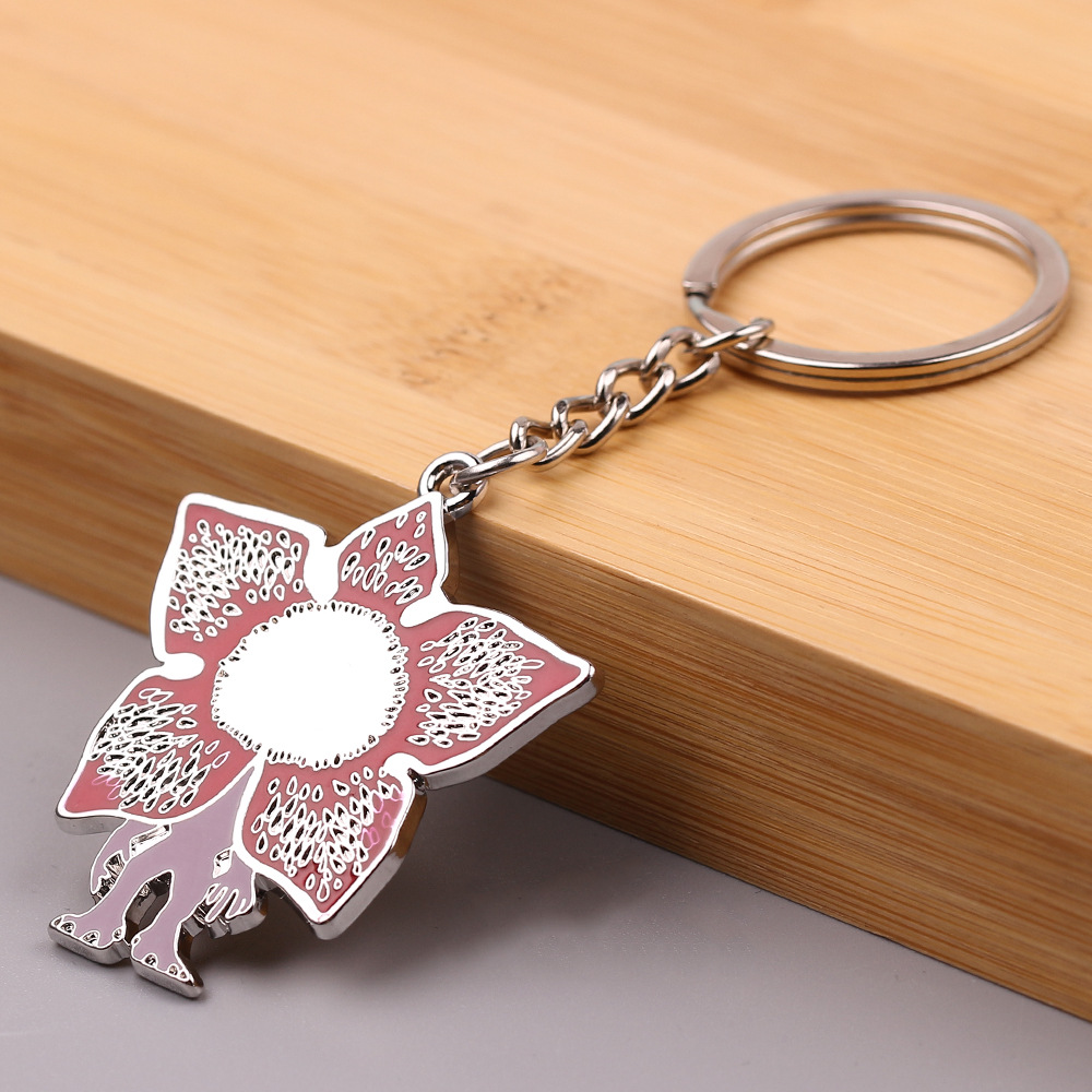 欧美影视周边饰品 怪奇物语花瓣钥匙扣 合金饰品配饰挂件厂家直销