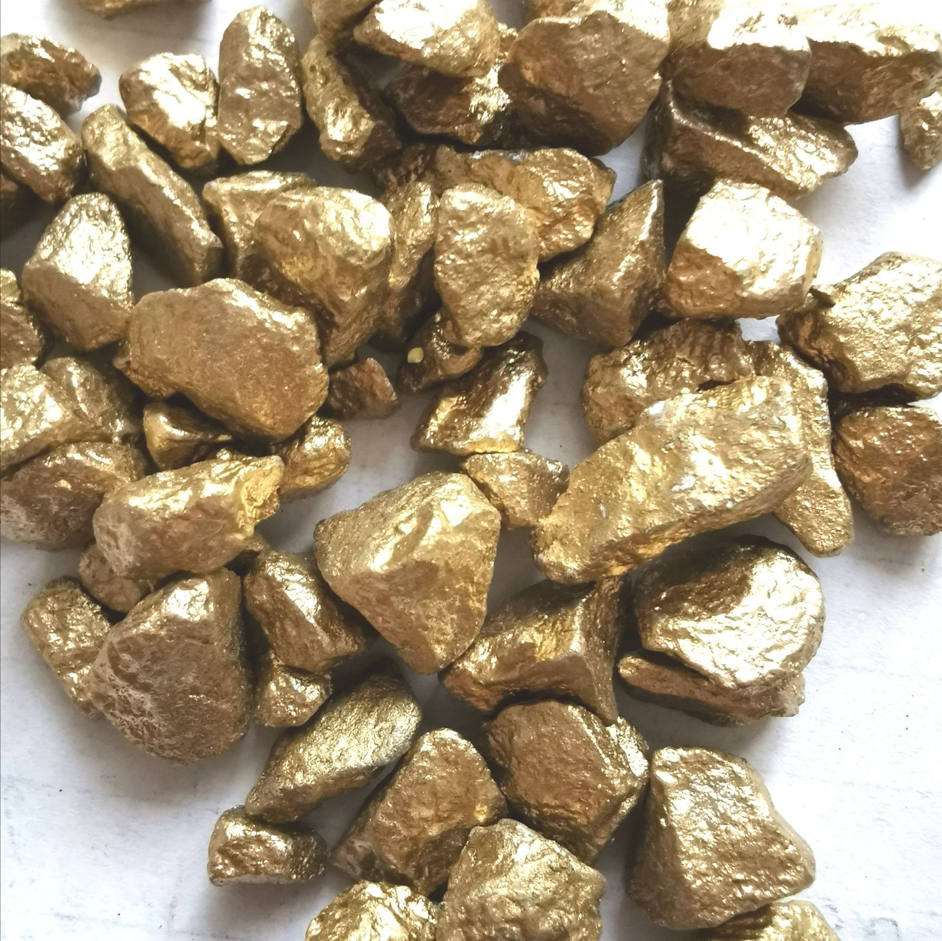 厂家供应染色金色石头 金色碎石卵石 染色五彩石 批发