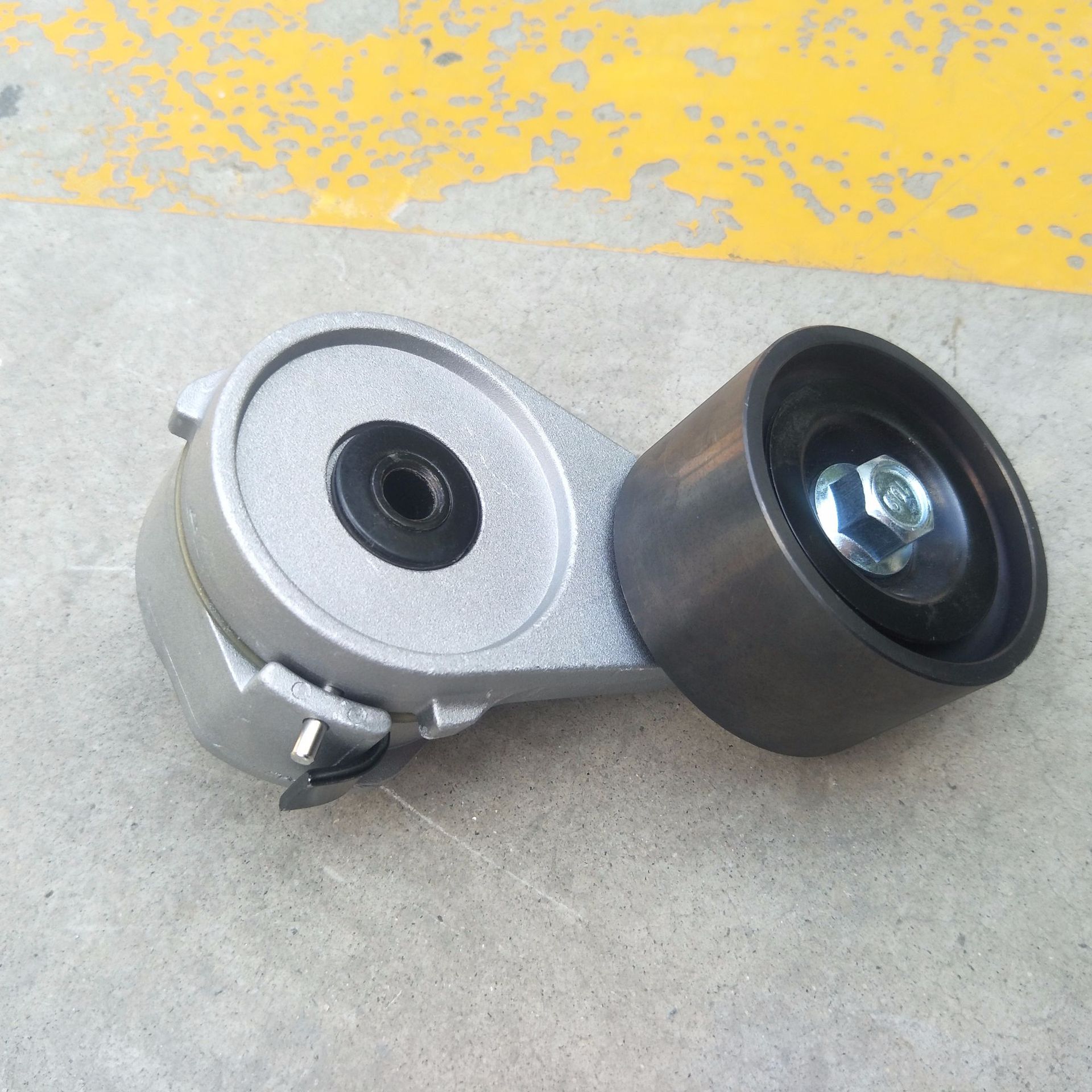 适用于重汽豪沃斯太尔发动机配件涨紧轮 201v958007477 涨紧轮