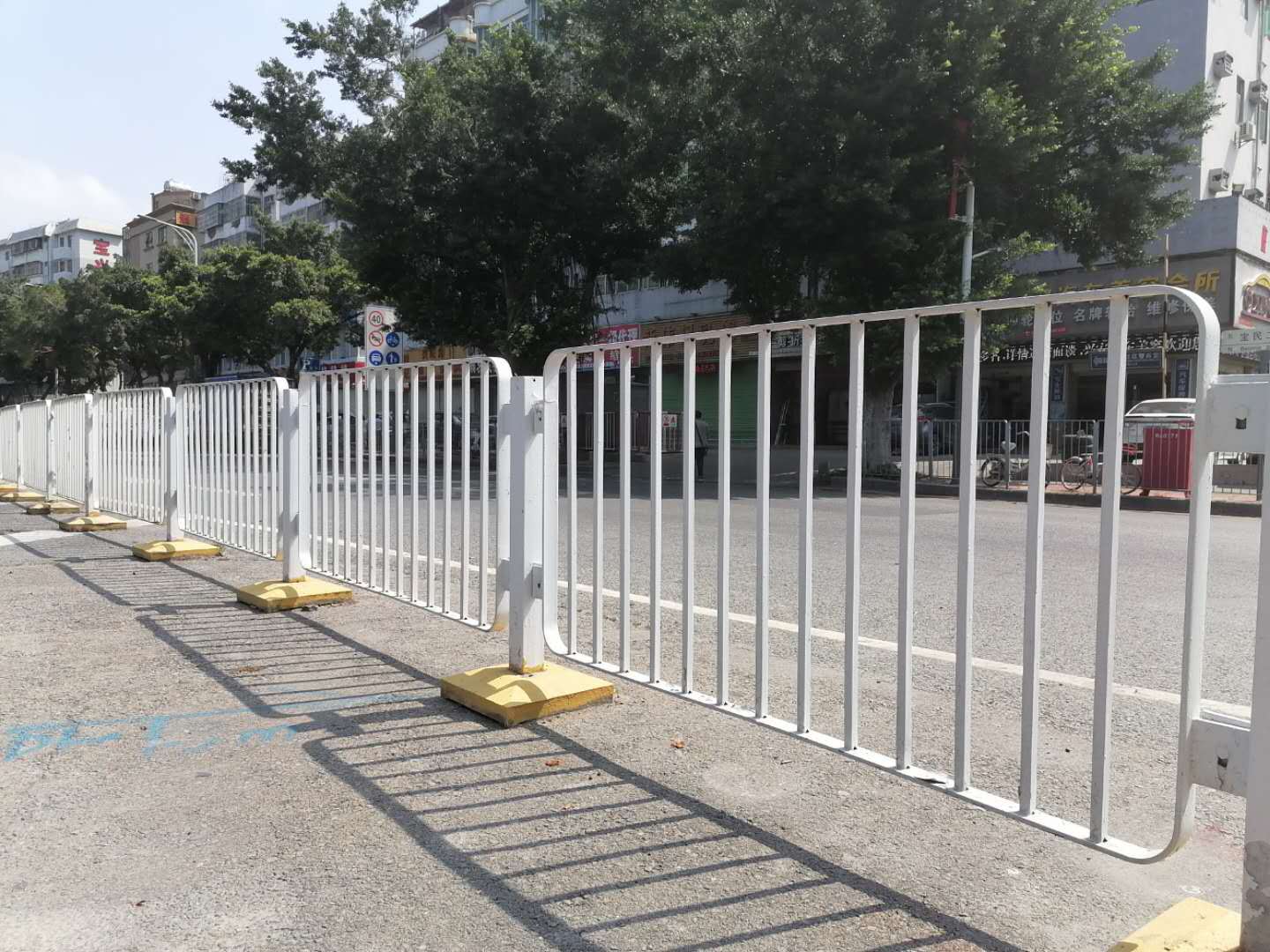 马路交通人行道市政道路隔离安全栏定制香港深圳公路锌钢港式护栏