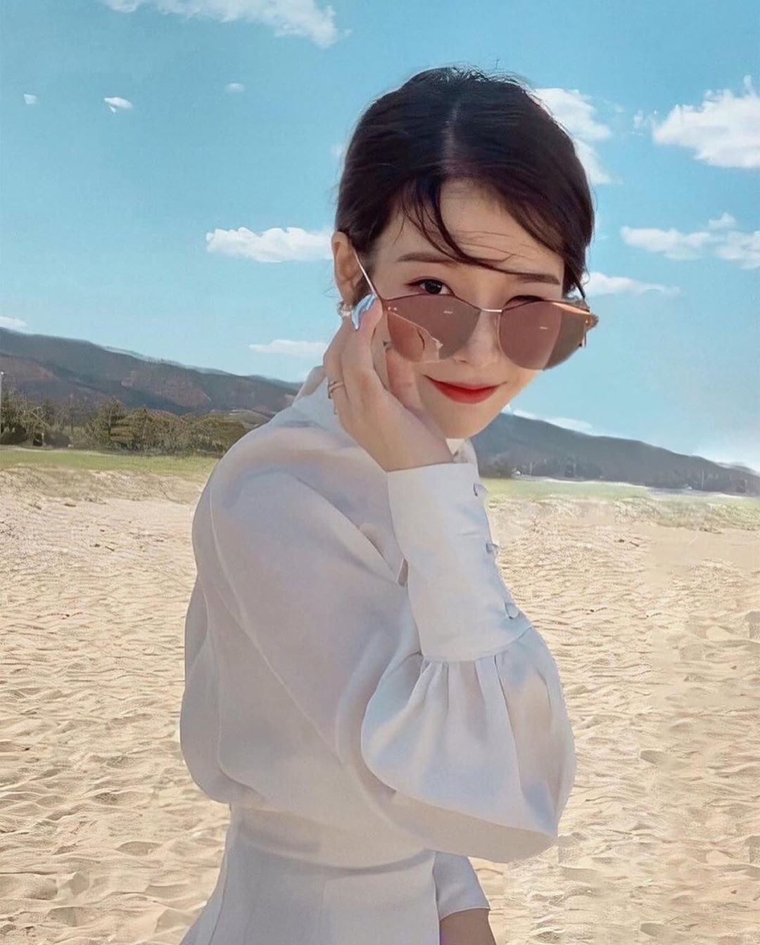 2020新款太阳镜炫彩猫眼眼镜挂链韩版女士小脸iu同款墨镜批发