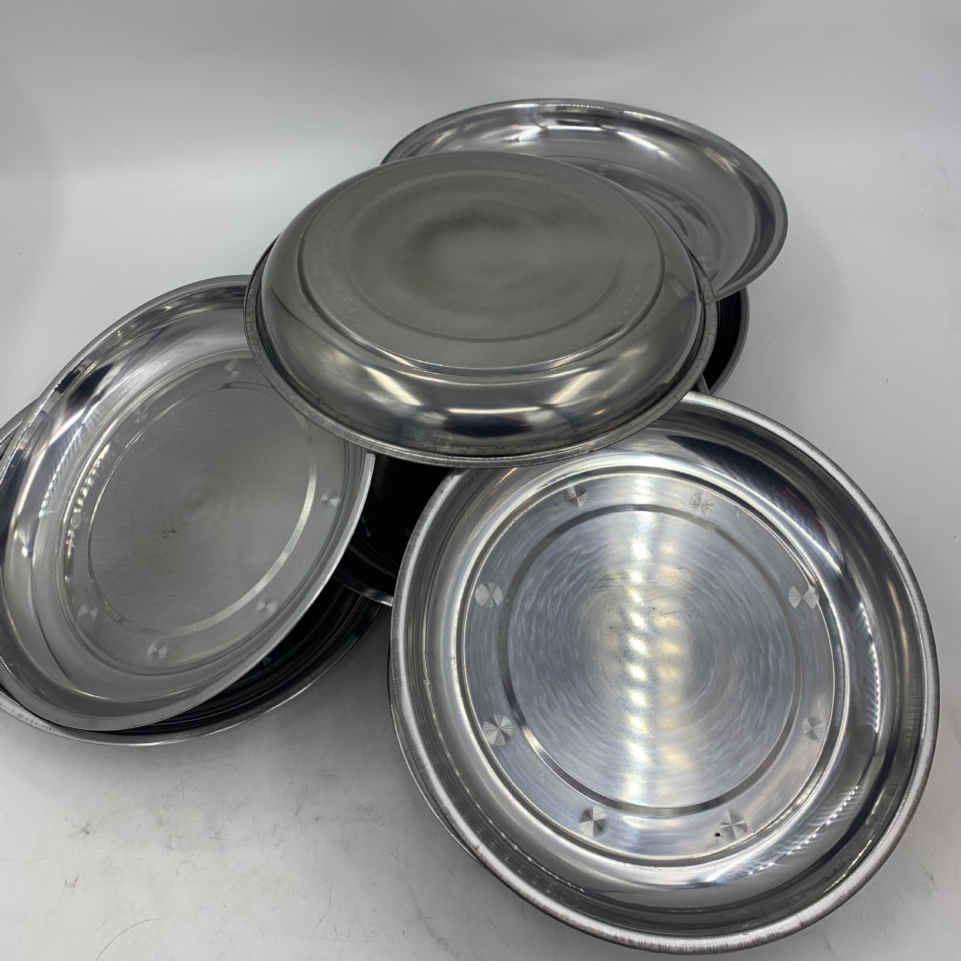 28不锈钢圆盘家用浅盘蒸盘配菜盘多用平底圆盘厂家两元百货批发