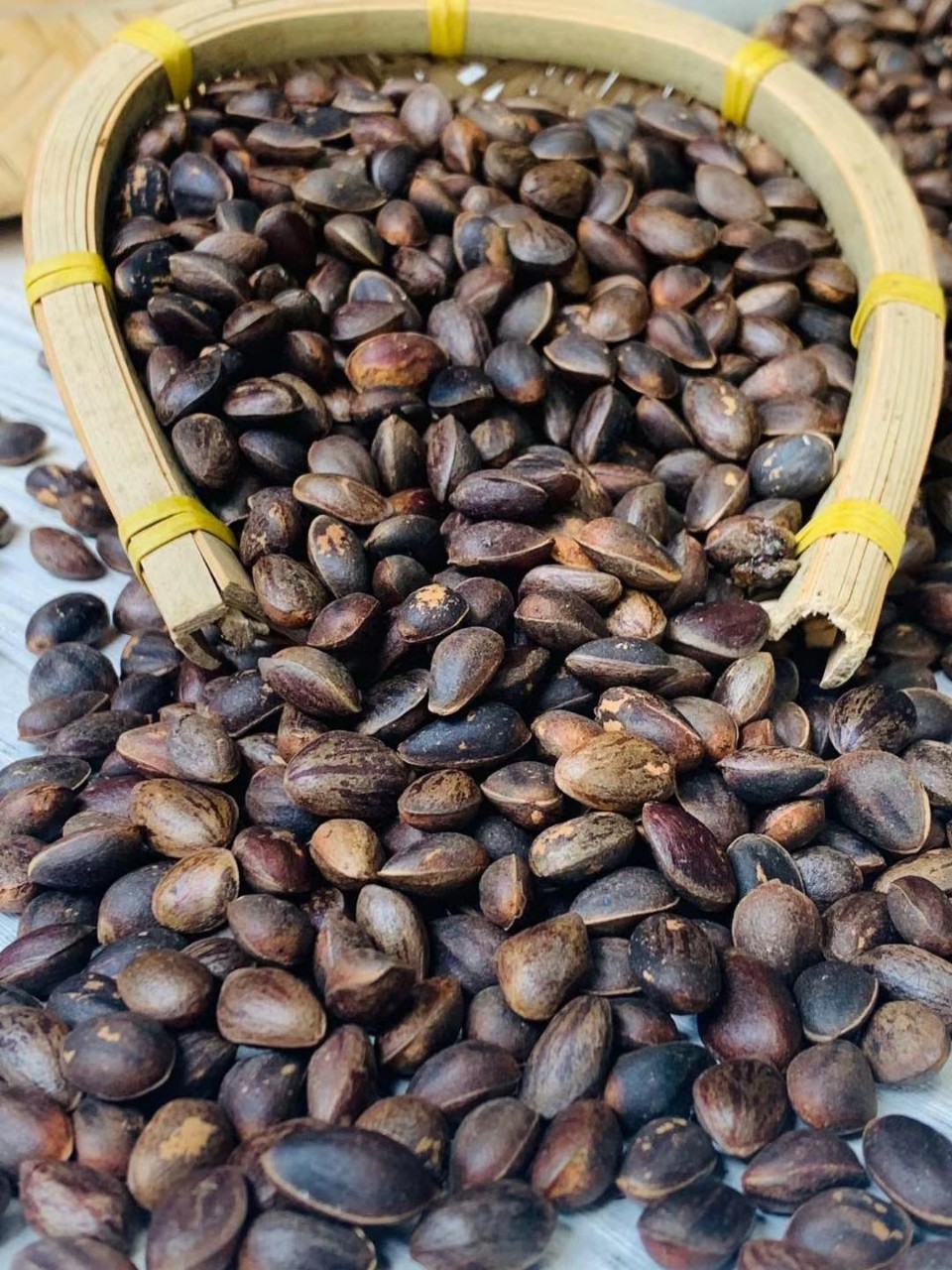 云南落水松子新鲜生的散装当年新货手剥湿松子原味大颗粒坚果