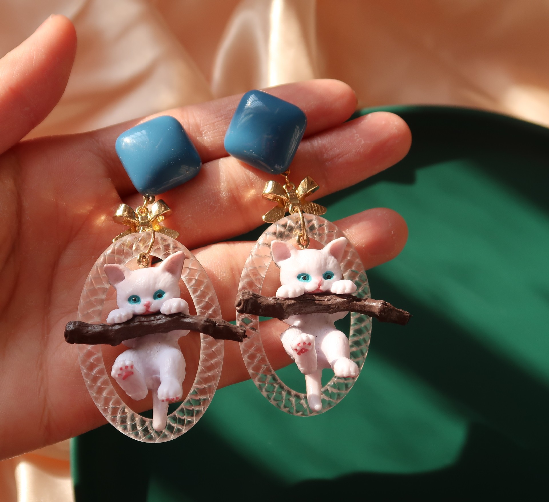 2020新款网红个性透明圆圈抱柴猫咪耳环韩国气质2020新款潮耳夹女