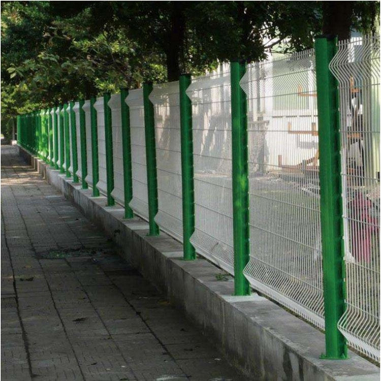 三角折弯护栏网厂区公园景区带弯护栏围网小区别墅桃型柱护栏网