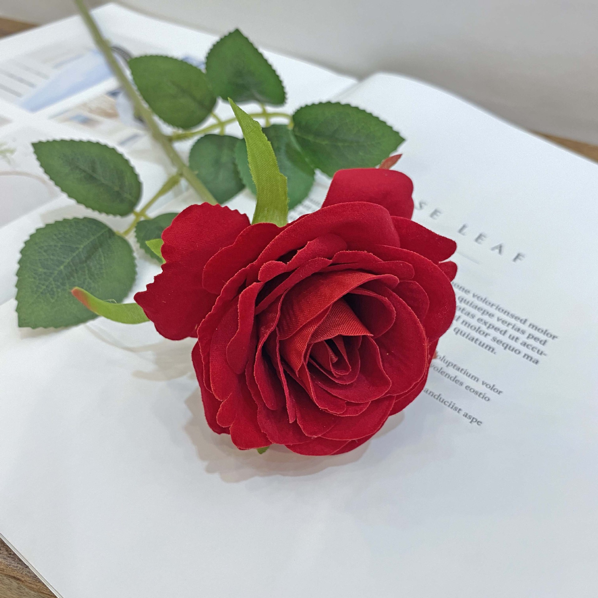 单支红玫瑰高档绒布仿真花家居装饰摆件假花仿真植物拍照道具