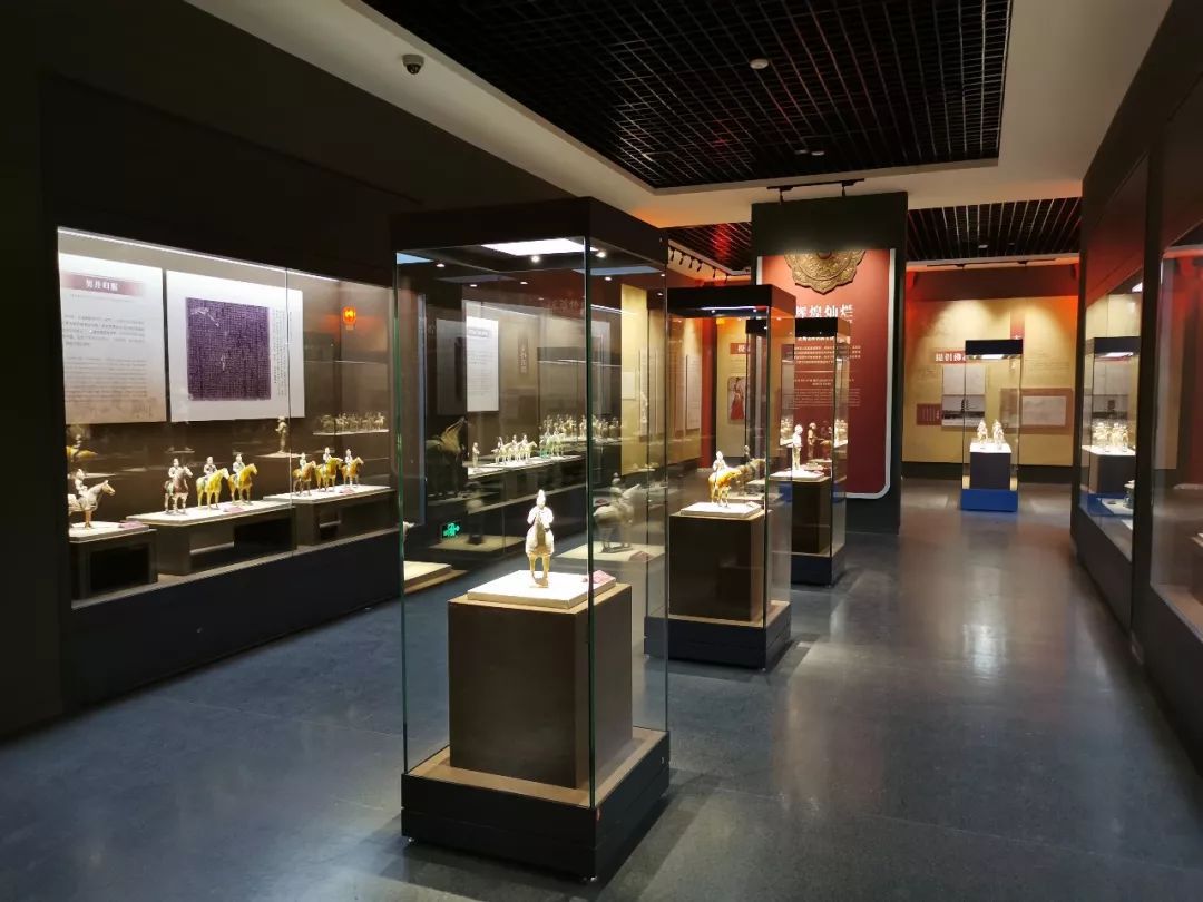 国内减反射夹胶玻璃低反射博物馆玻璃珠宝展柜陈列专用玻璃加工