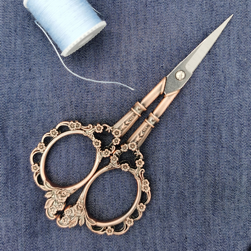 Factory Direct Supply Yinuo Plum Craft Scissors Vintage Scissors Stainless Steel Home Scissors Window Flower Wool Embroidery Scissors