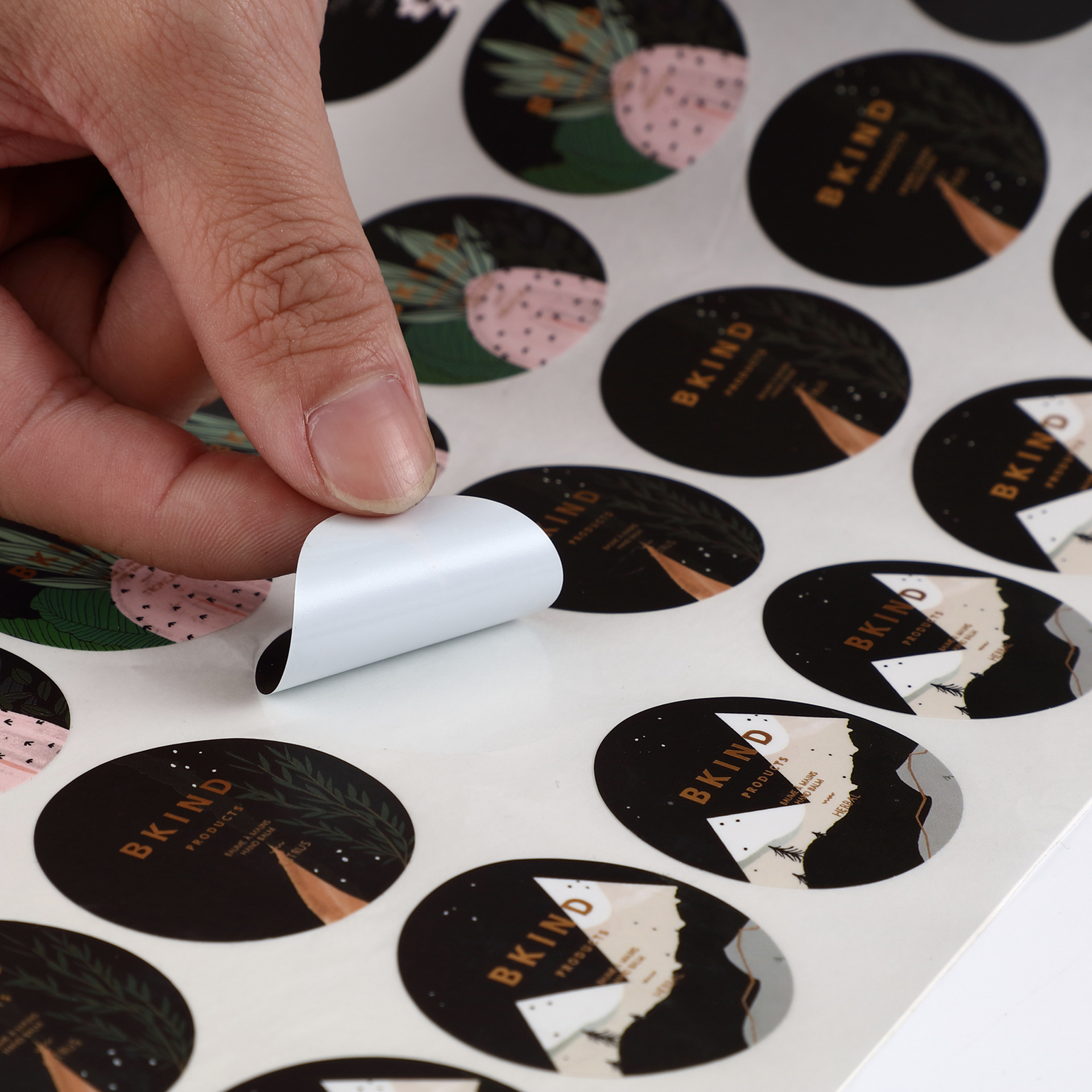 厂家直销合成纸滴胶贴纸光白pe彩色烫金卷装防水耐高温不干胶贴纸