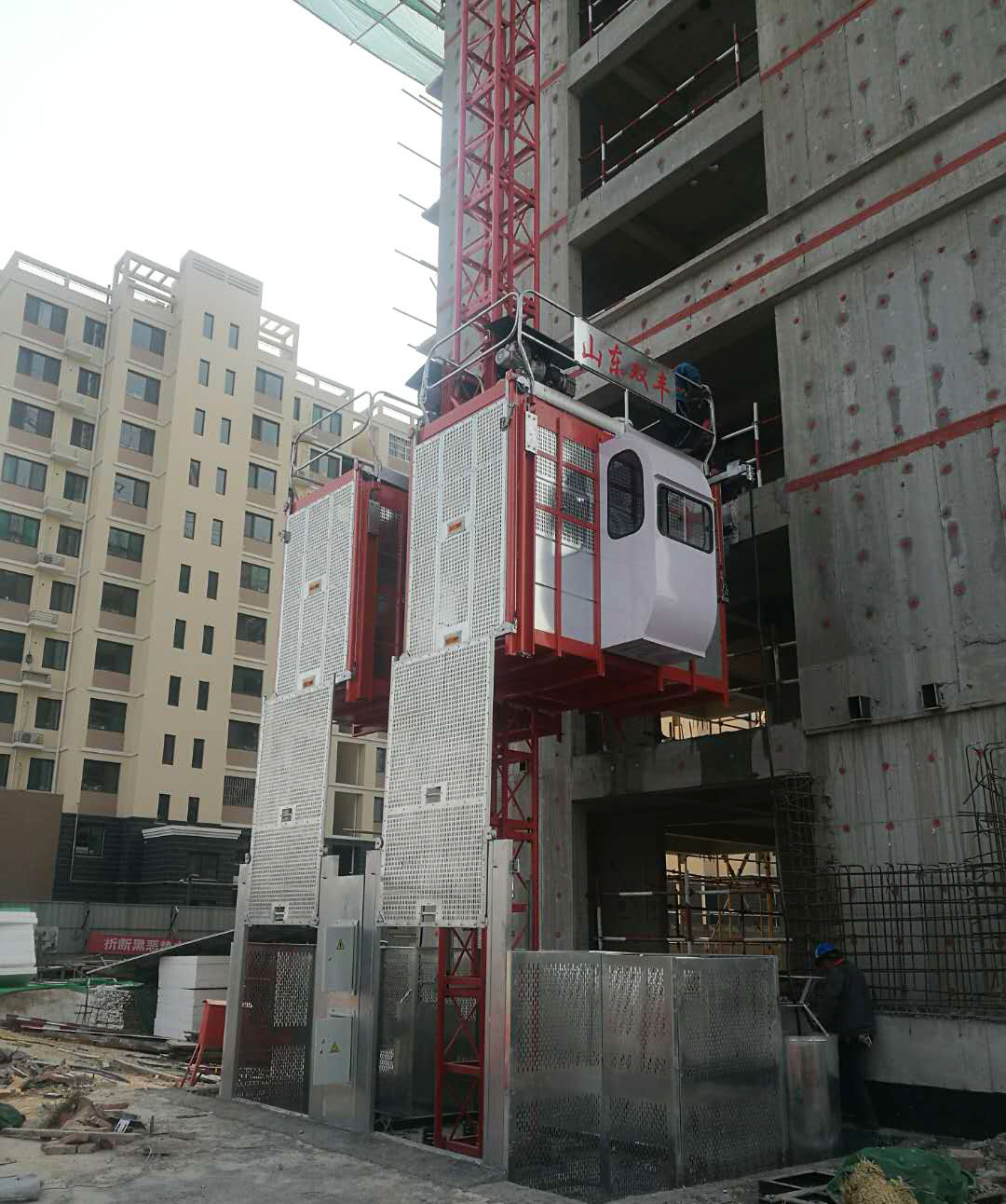 生产双丰牌建筑工地人货两用单柱双笼载重4吨sc200/200施工升降机