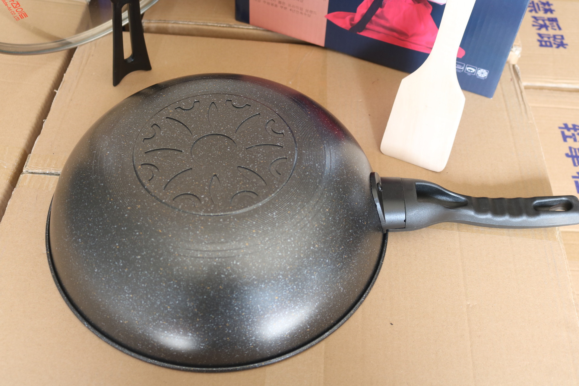 厂家批发麦饭石炒锅 不粘油无烟锅 燃气电磁炉通用锅 礼品不沾锅