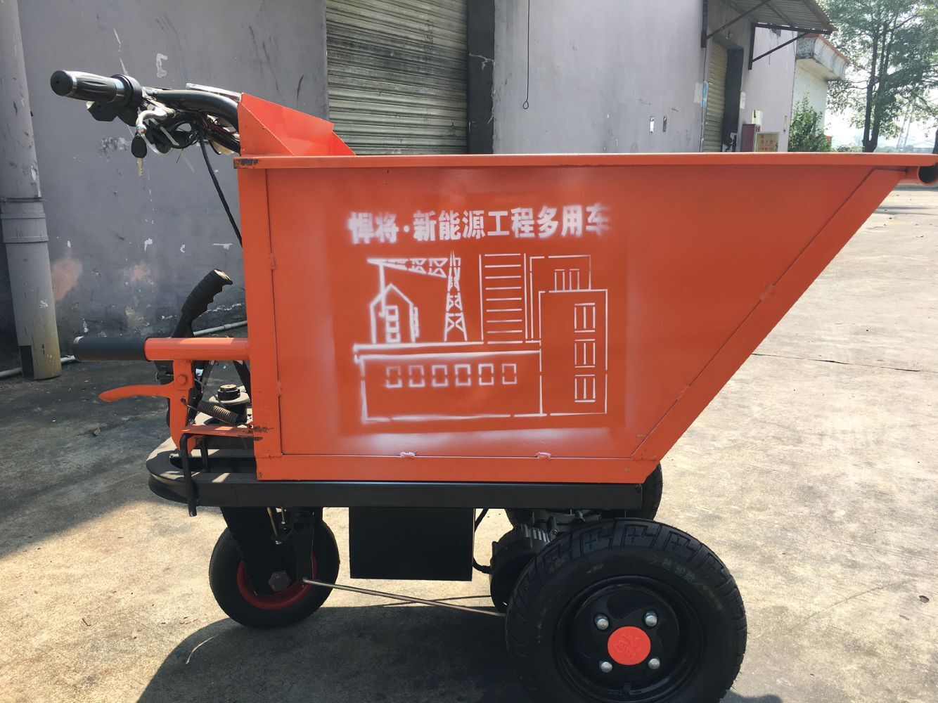 金辉科技 工程电动骑行三轮翻斗车 建筑工地拉沙灰斗车爬坡载重王