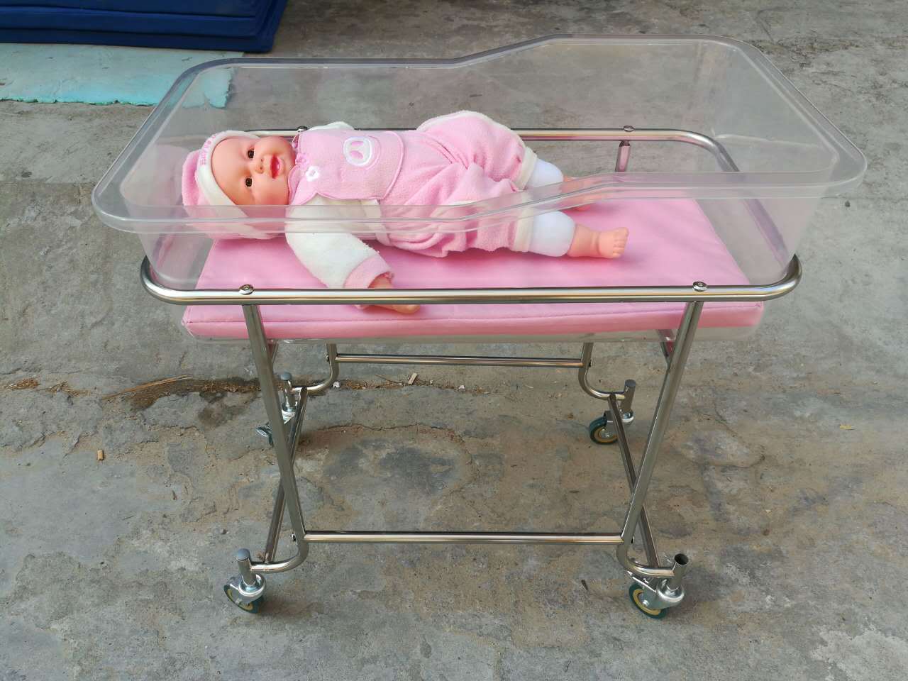 新生不锈钢婴儿床推车 不锈钢婴儿床 手推婴儿车 医用婴儿床垫