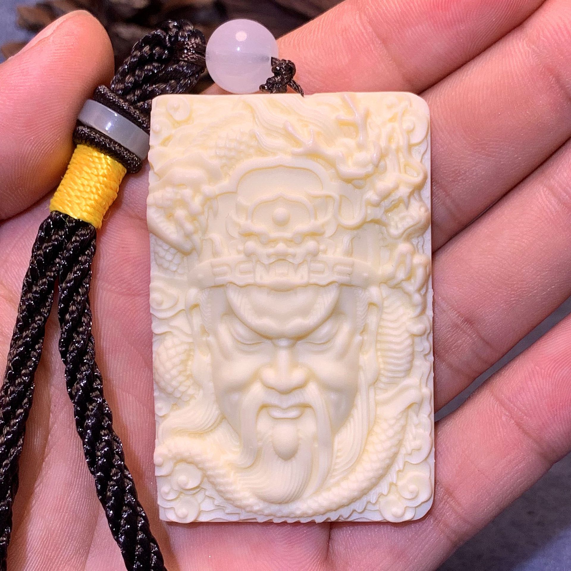 专供地摊货源 象牙果461吊牌 雕刻关公挂件 创意车挂关羽吊坠饰品