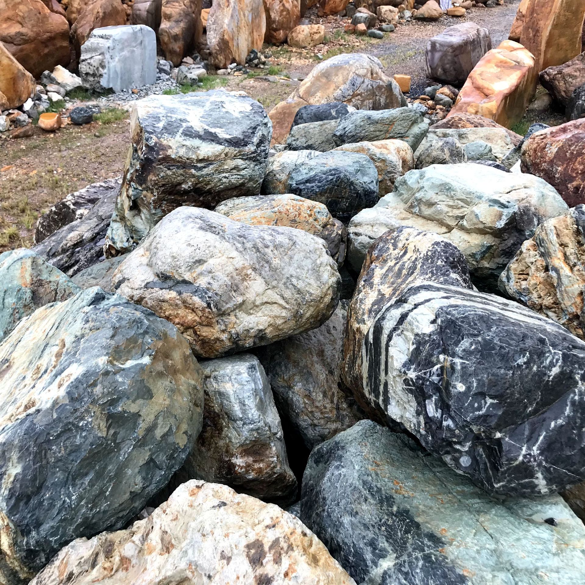 景观溪流石厂家-直供造景青石-自然水冲花纹青石现货