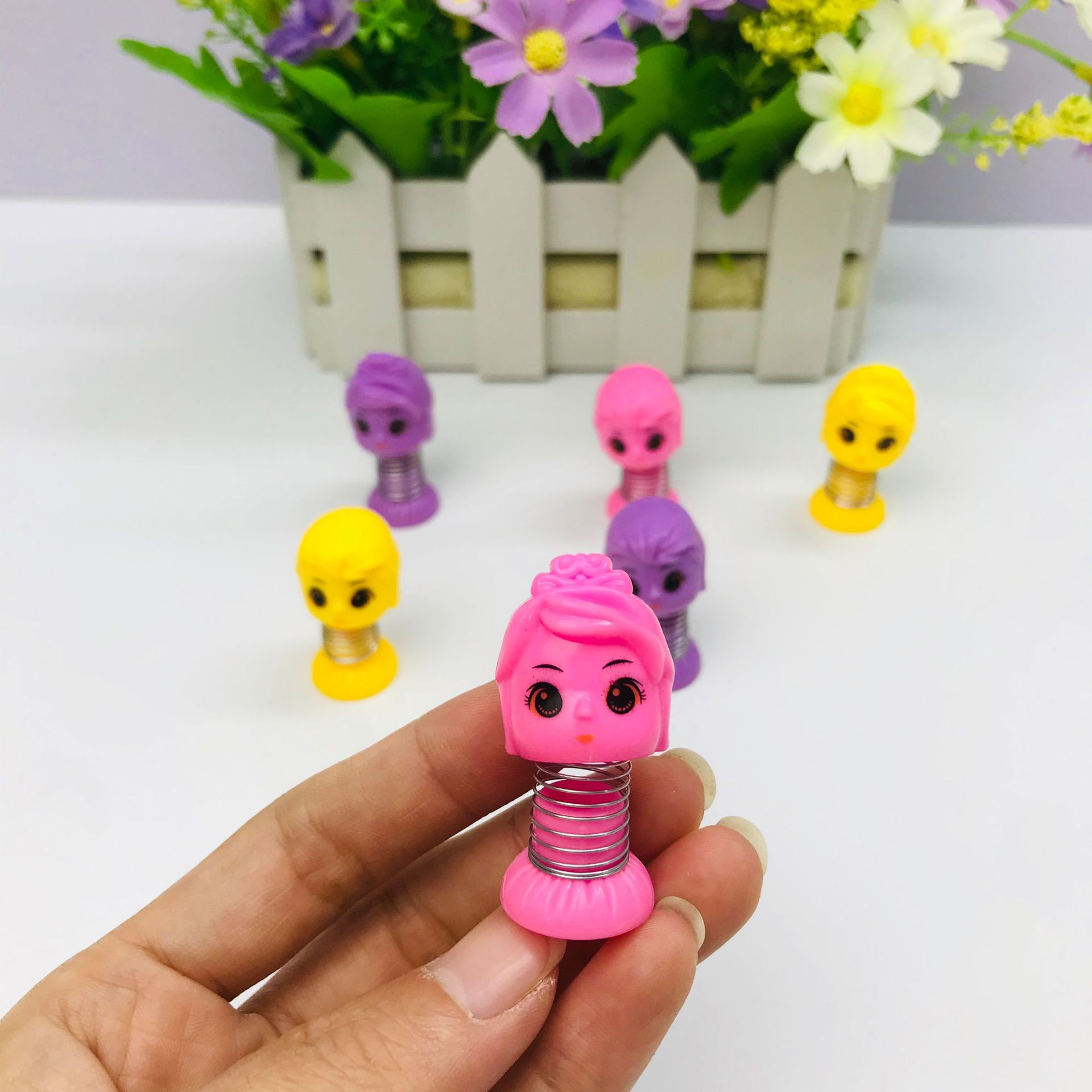 赠品儿童小玩具弹簧公仔小公主铅笔套插笔公仔趣味小礼品厂家批发