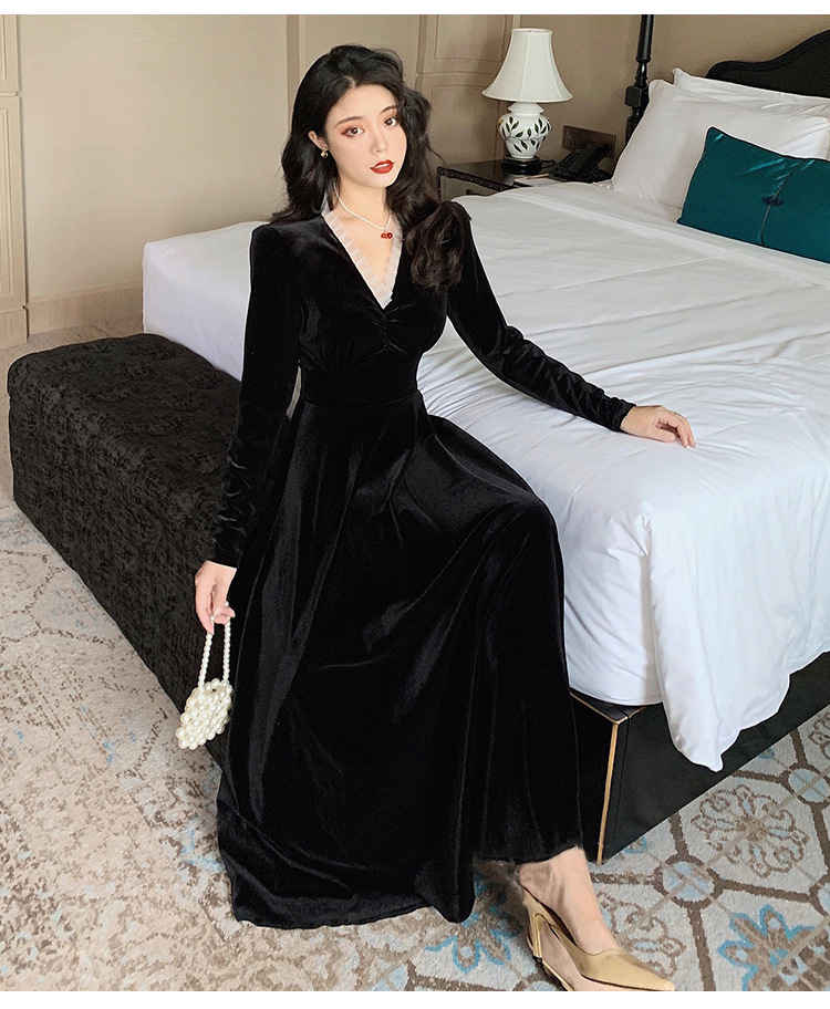 黑色金丝绒连衣裙秋冬新款长款v领显瘦气质长裙法式配大衣小黑裙