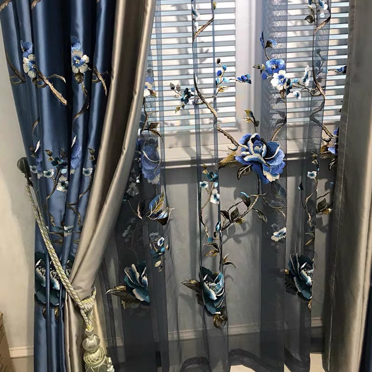 仿真丝新中式红色牡丹花蓝色牡丹花高精密刺绣窗帘牡丹绣花纱帘