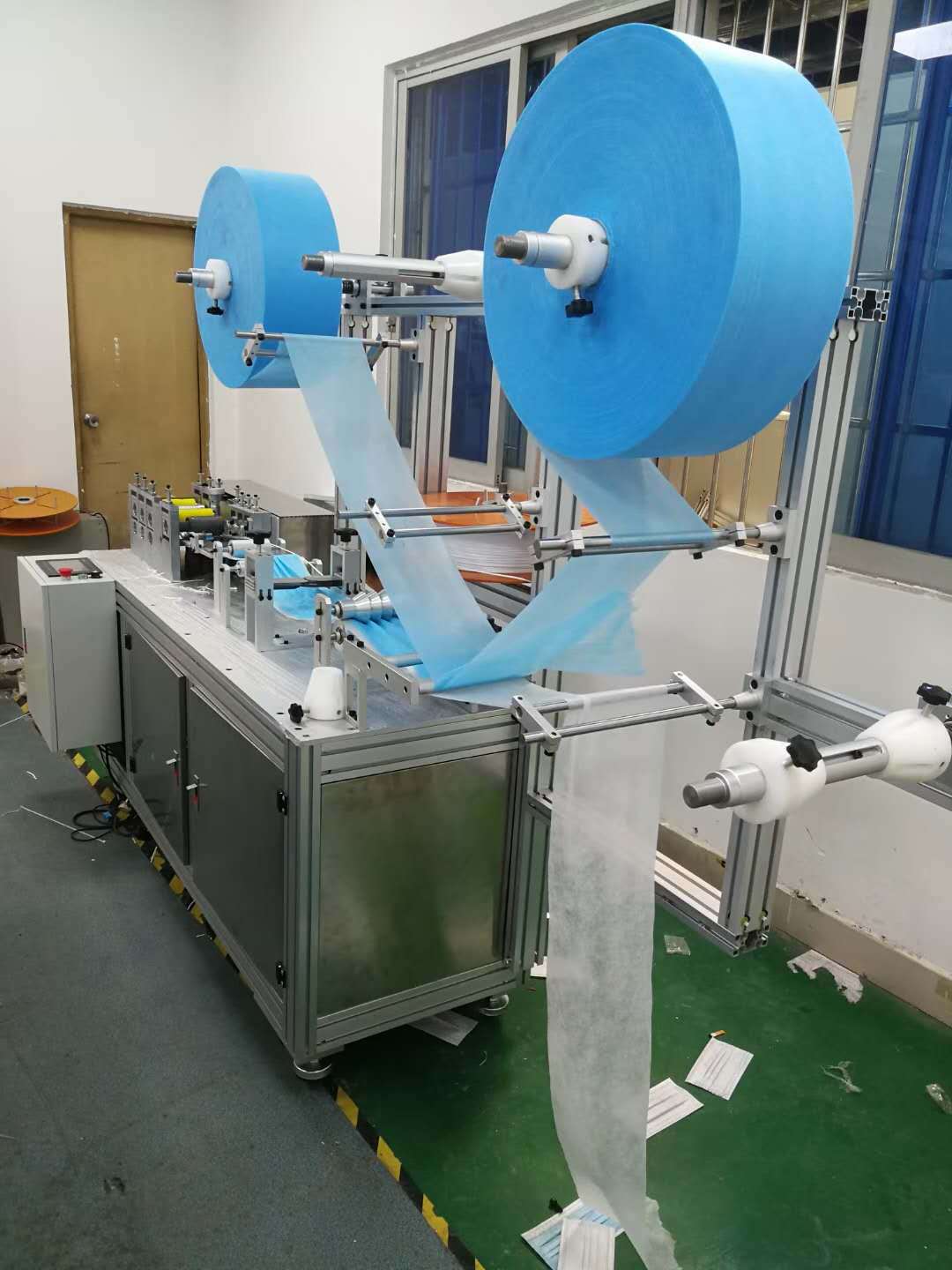 平面定位成人儿童机一拖一耳带交叉唇语机3d平行头带式交叉口罩机